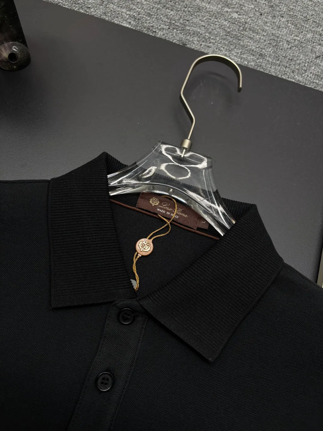 Loro Piana New Arrival embroidered long-sleeved Polo shirt. Original fabric. Official Same Style. Made of pure cotton pique fabric, customized in the same vat. It feels very comfortable and smooth. The version is very wide and stylish. Produced by the first-line brand Factory. Imported Behringer embroidery machine. The embroidery is full and textured. The collar rib is woven with imported yarn. It does not deform after long-term wear. The most New Arrival style in autumn and winter. Fashionable and individual. Super Versatile and good-looking. It is very suitable for both men and women. It is a must-have for everyone. Color: Black White Khaki Size: M-3XL